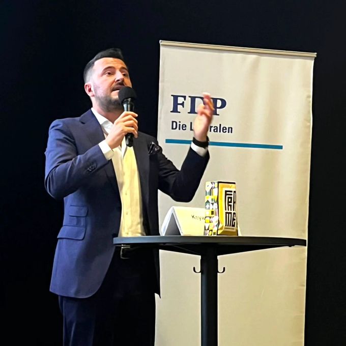 Përparim Avdili ist Präsident der FDP Stadt Zürich. Përparim Avdili