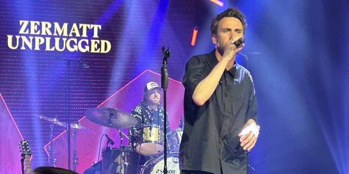 Clueso stellt am Zermatt Unplugged sein ganzes Konzert spontan um. Clueso Zermatt Unplugged