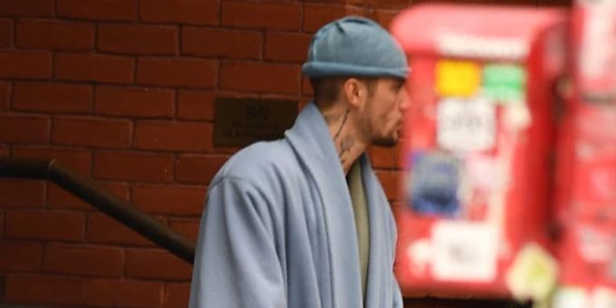 Neue Fotos - Bieber schlurft im Bademantel durch Stadt – Fans besorgt