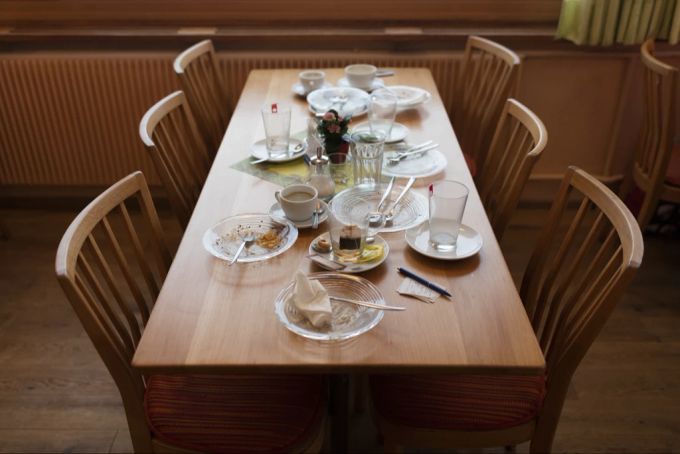 Die Beschuldigte isst gerne gutes Essen, verlässt das Restaurant aber auch mal ohne zu bezahlen. (Symbolbild) Tisch mit benutztem Geschirr