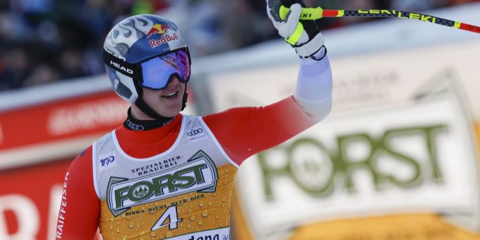 Franjo von Allmen jubelt im Ziel von Val Gardena. Franjo von Allmen