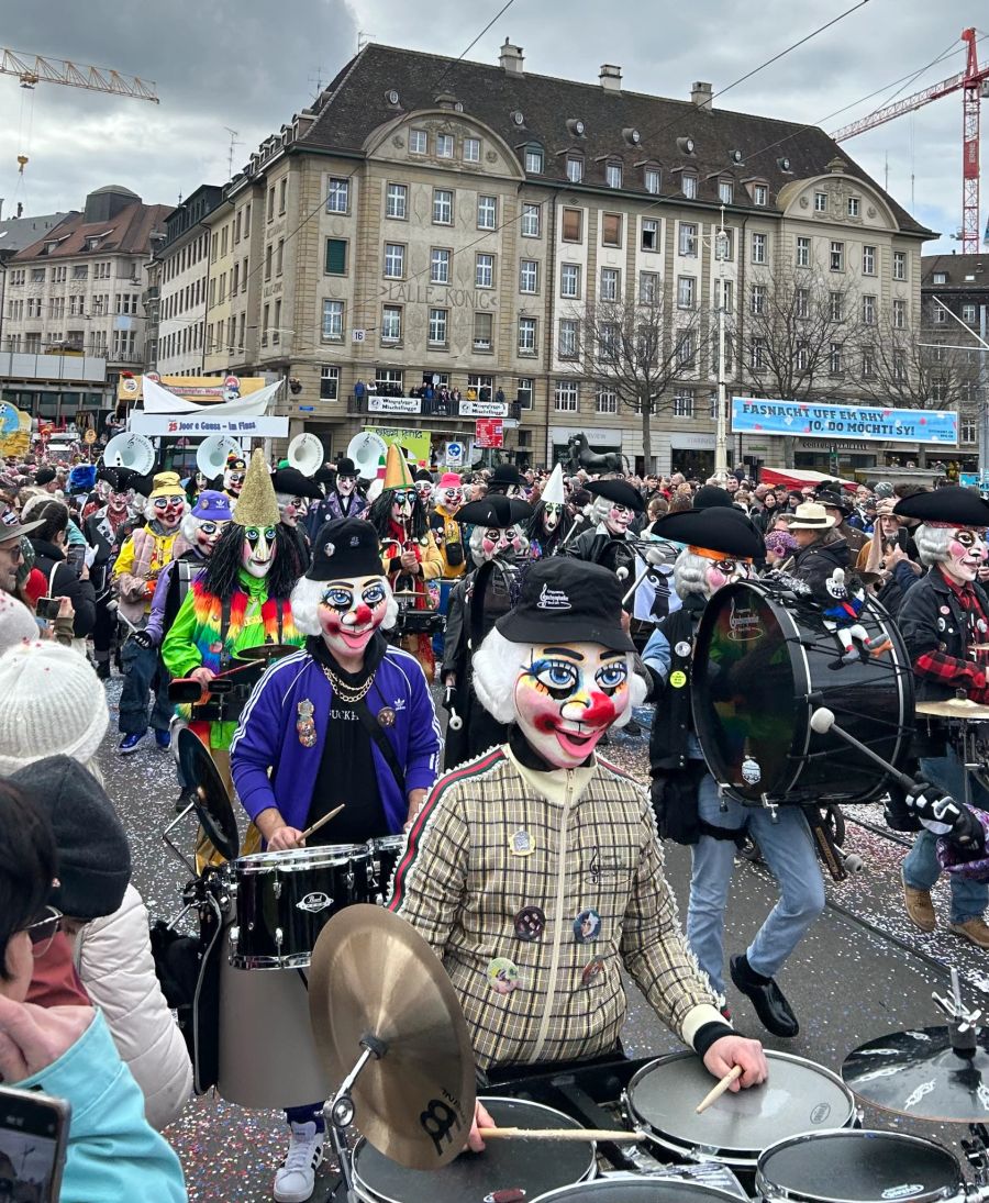 Der Cortège durch die Innenstadt gehört zu den grössten Highlights der Basler Fasnacht. (Archivbild)