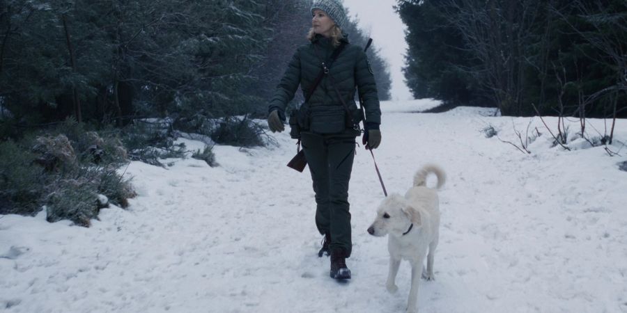 Die Försterin Saskia Bergelt entdeckt in einem zugeschneiten Auto am Waldrand einen Toten.