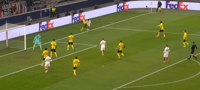 Ist der Ball hier draussen? Sowohl der Linienrichter als auch der Schiedsrichter haben freie Sicht. YB