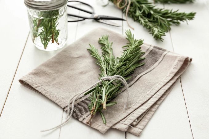 Ein hochwertiges Tuch zum Verpacken und ein frischer Zweig als Dekoration sind ein stilvoller Ersatz für beschichtetetes Geschenkpapier. geschenk einpacken umweltfreundlich recycling