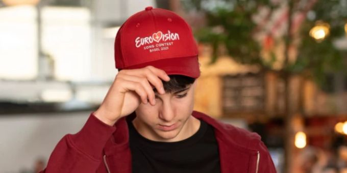 Mit der roten Mütze der ESC-Kollektion haben Fans Mühe. Eurovision Song Contest