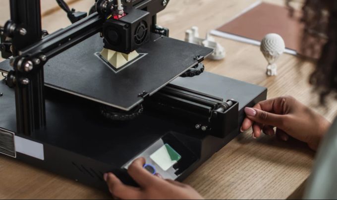 3D-Drucker erschaffen kleine Kunstwerke. 3D-Drucker