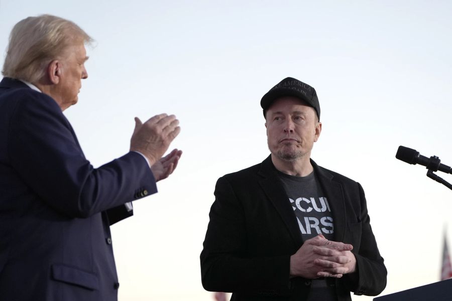 Fox-News-Moderator Sean Hannity hat im Weissen Haus Donald Trump und Elon Musk gemeinsam interviewt.