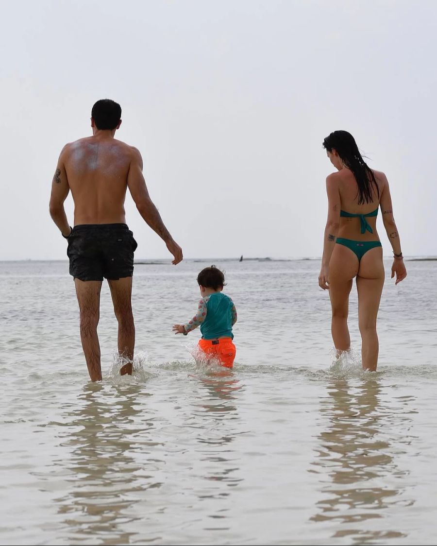 Die junge Familie geniesst ihren Urlaub in Kenia.