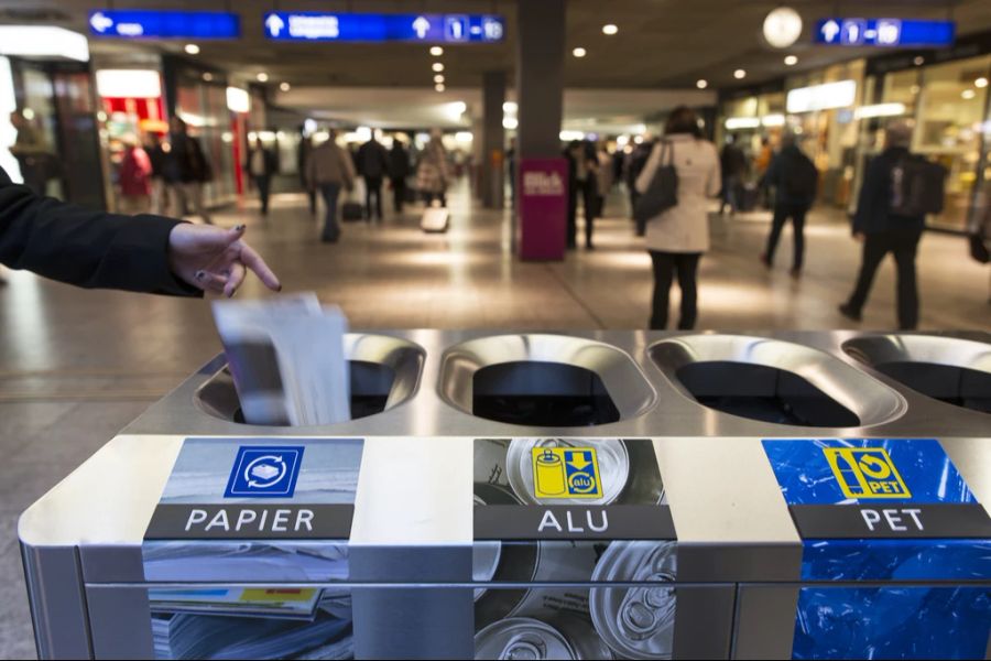 Schon zweimal hat ein Nau.ch-Leser Brände in den Papier-Recycling-Stationen der SBB gelöscht. (Archivbild)