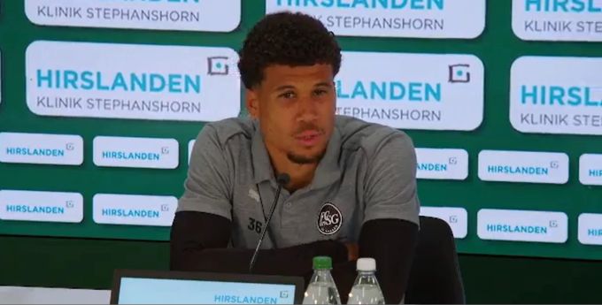 Chima Okoroji bei der Medienkonferenz am Freitag. FC St.Gallen