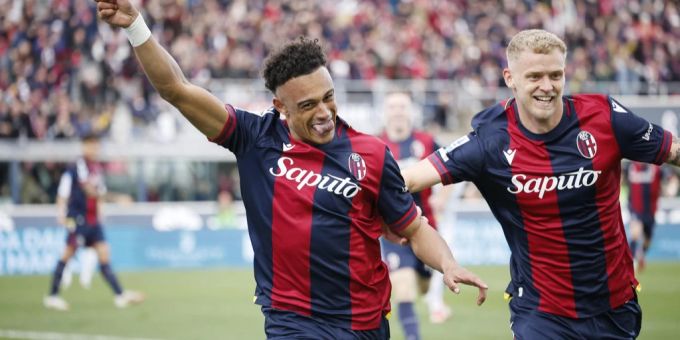 Jens Odgaard (rechts) ist seit Sommer Teamkollege von Dan Ndoye bei Bologna. Bologna