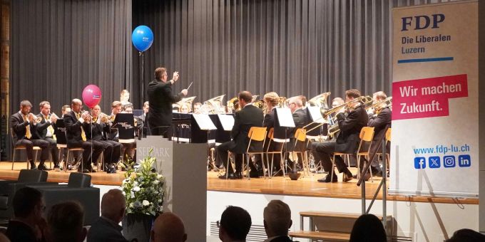Brassband der Bürgermusik Luzern Orchester Zuschauer Konzertsaal FDP-Banner