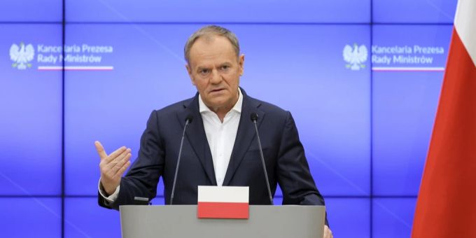 Der polnische Premier Tusk zeigt sich überzeugt, dass Russland Anschläge im internationalen Flugverkehr verüben will. Polen Tusk Russland Anschläge