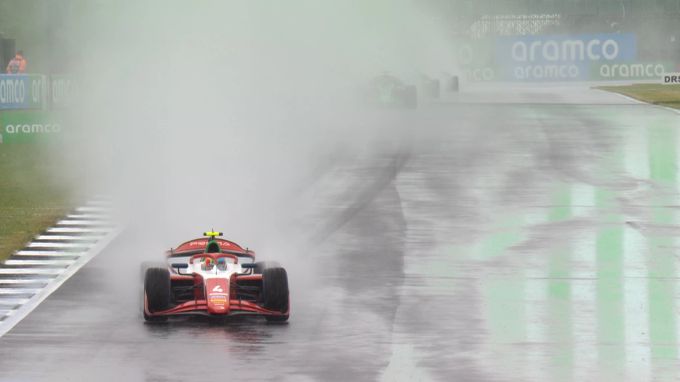 Kimi Antonelli gewinnt den Formel-2-Sprint in Silverstone bei strömendem Regen. Formel 2 Kimi Antonelli