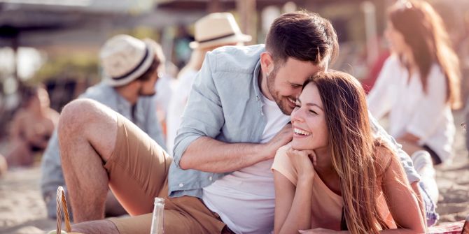 mann und frau, lachend beim date, strand