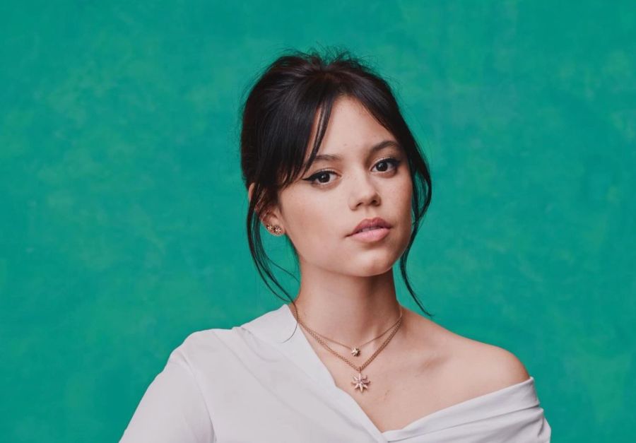 jenna ortega, grüner hintergrund