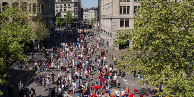 Die Demonstranten am 1. Mai konnten sich über sommerhaftes Wetter freuen. sommer wetter