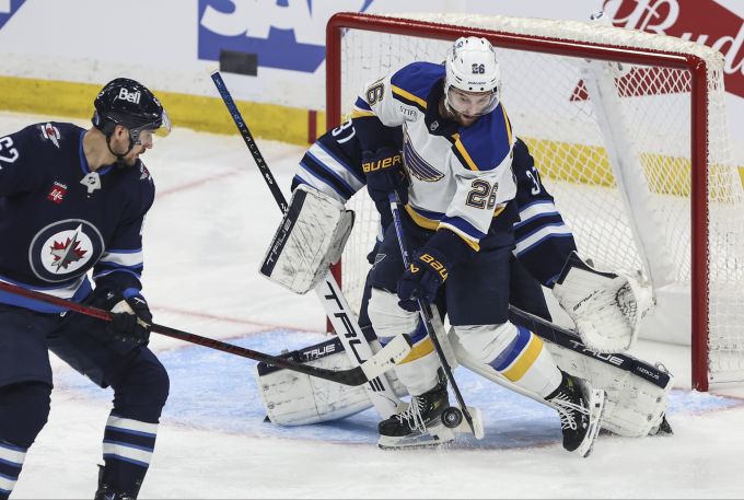 Nino Niederreiter (l.) lenkt eine Scheibe ins Tor ab. Sein Team ist in der NHL weiter auf Kurs. NHL