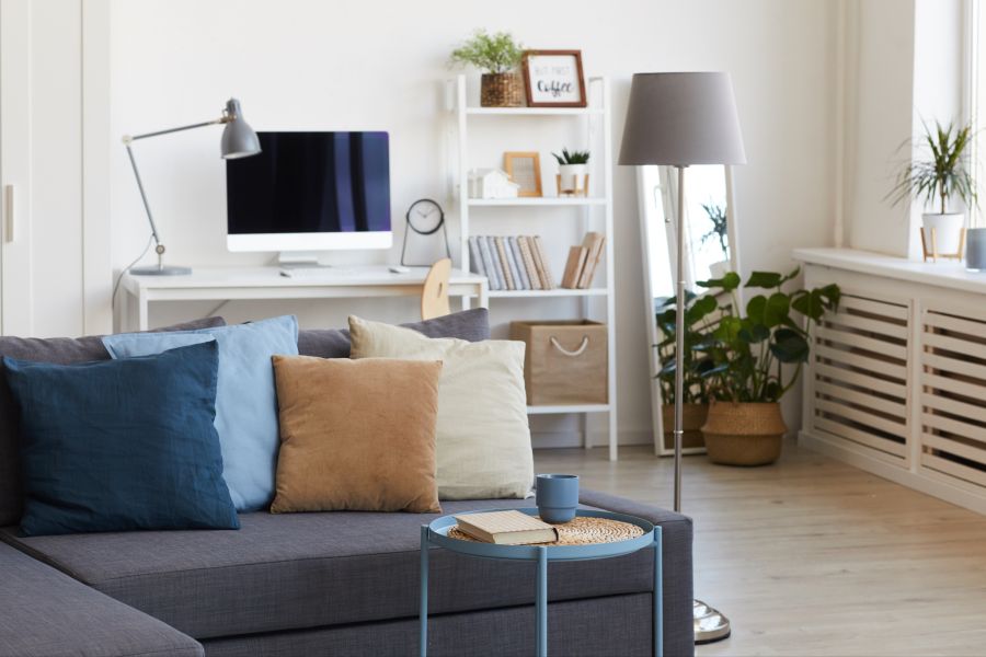 Wohnzimmer mit einem dezent im Hintergrund integrierten Schreibtisch – stilvoll und platzsparend zugleich.
