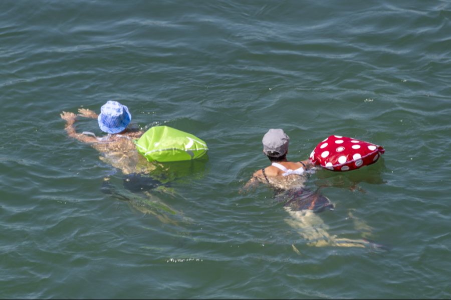 Schwimmende sind angewiesen, die empfohlenen Schwimmbereiche unbedingt zu beachten.