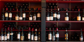 Weinflaschen Regal Weinrot Sortiment