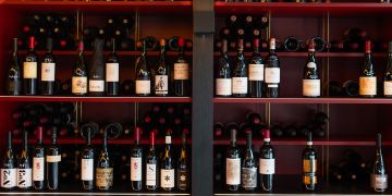 Weinflaschen Regal Weinrot Sortiment