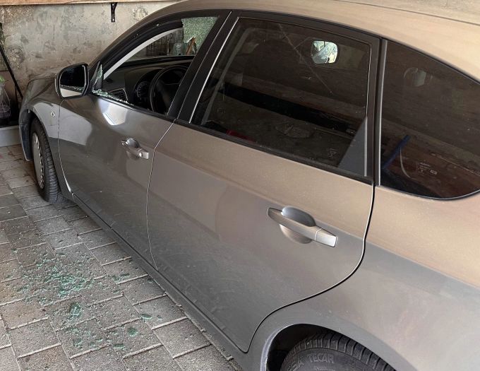 Die Täter schlugen die Scheiben der Autos ein. Einbruch in Auto