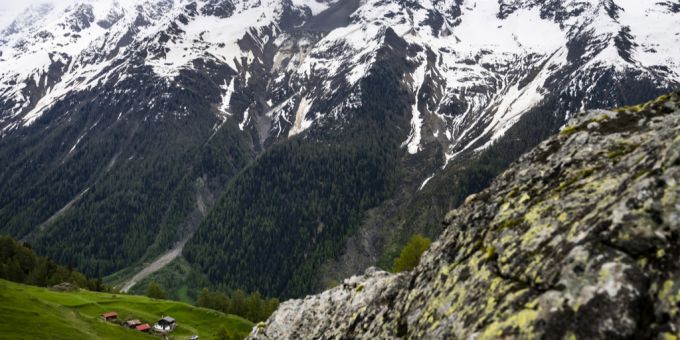 Damit die Bewegungsdaten vom Birchgletscher oberhalb Blatten VS vollständig übertragen werden können, wurde nun eine Starlink-Antenne installiert. Blatten VS Birchgletscher