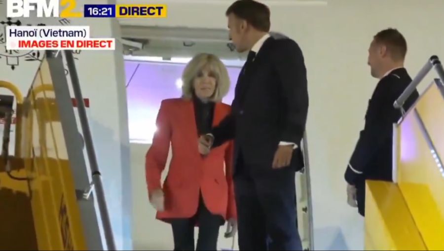 Macron bietet seiner Gattin Brigitte den Arm an.