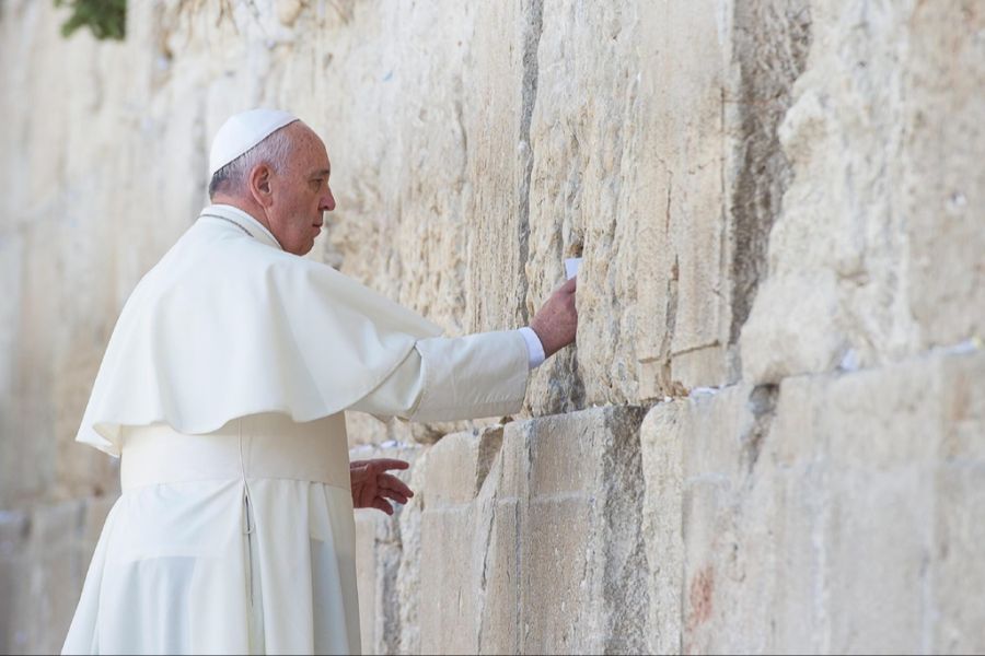 Papst Franziskus  hinterliess 2014 auch eine Botschaft bei der Klagemauer in Jerusalem.