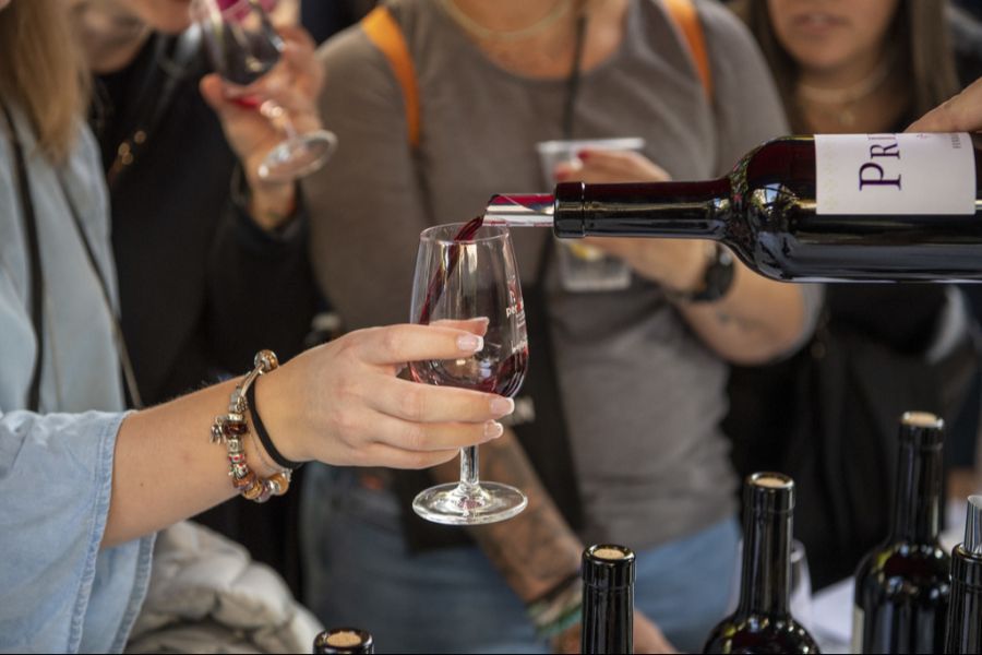 In der Schweiz wird nicht mehr so oft Wein gebechert wie früher. (Archivbild)