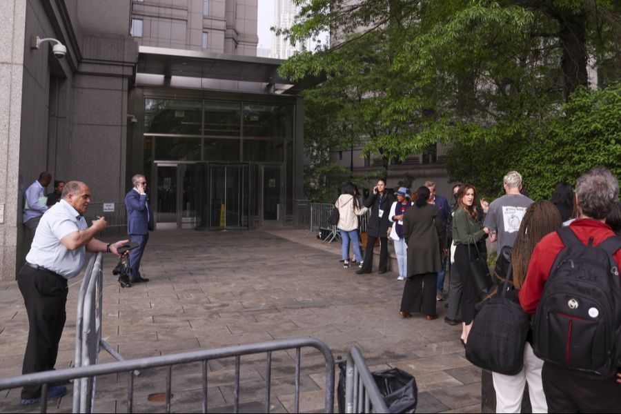 Das Interesse ist gross: Journalistinnen und Journalisten warten vor dem Gericht.