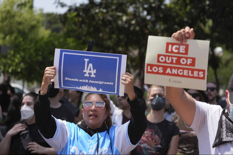 Einwohner von Los Angeles protestieren gegen die Verhaftung und Abschiebung von Ausländern durch das ICE.