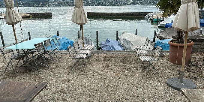 Sechs Stühle aber kein Tisch mehr da: Im Mönchhof am See hat ein Dieb zugeschlagen. Gastronomie
