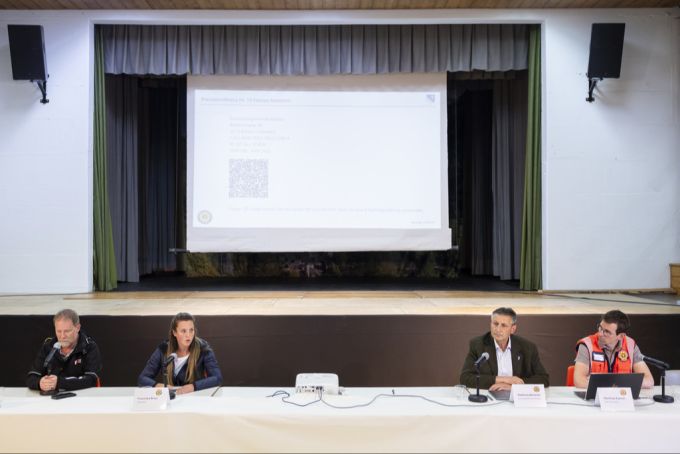 Von links nach rechts: Raphael Mayoraz, Leiter der Abteilung Naturgefahren, Franziska Biner, Walliser Staatsrätin, Matthias Bellwald, Gemeindepräsident von Blatten, Matthias Ebener, Chef Information des Regionalen Führungsstabs informieren an der Pressekonferenz über die neusten Entwicklungen. Blatten