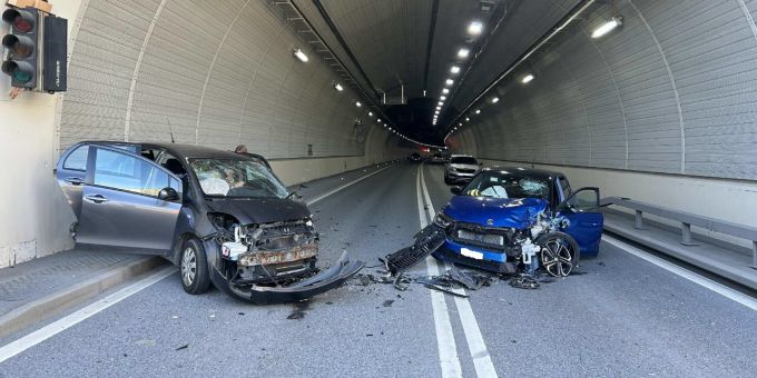H189 in Bulle FR - Frontalcrash im Tunnel fordert zwei Verletzte