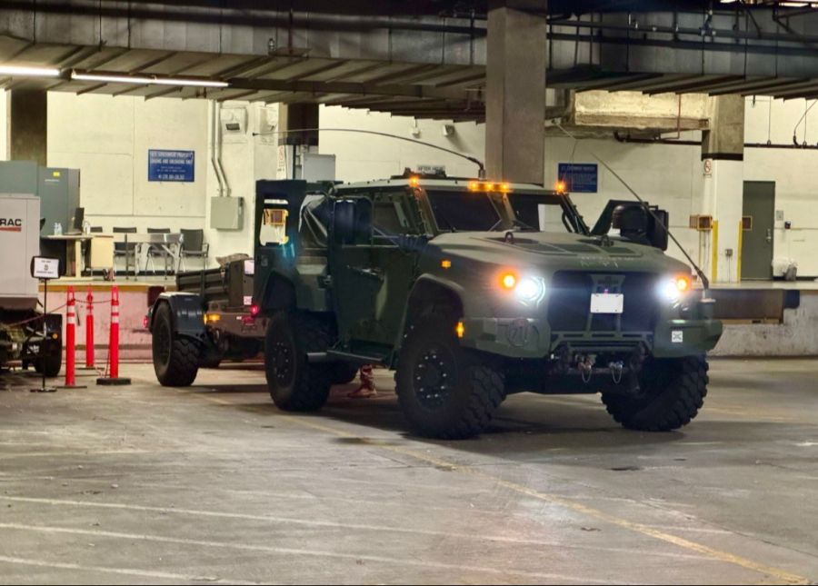 Auch Militärfahrzeuge sind im Einsatz.