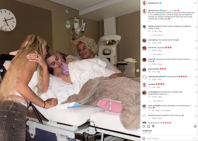 Alisha Lehmann mit ihrer Schwester Shona, Mutter Sarah und der kleinen Nichte. Alisha Lehmann