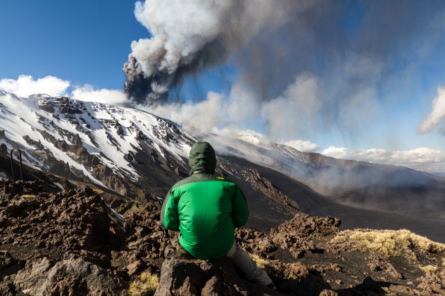 Tourist beobachtet Aschewolken eines Vulkans