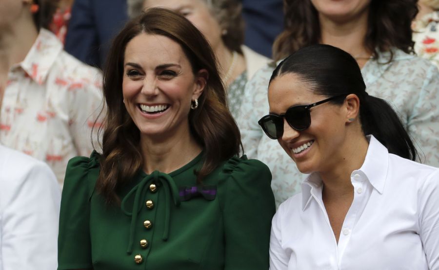 Doch besonders mit Prinzessin Kate soll sich die Herzogin zerstritten haben. Ist die gute Laune, hier ein Jahr nach der Hochzeit, nur gespielt? (Archivbild)