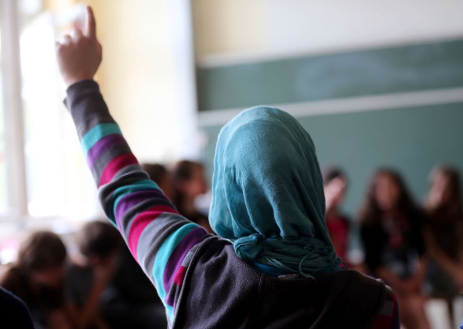 Sie befürchten, dass der Unterricht religiös nicht neutral sein könnte.