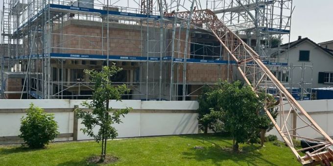 Der Kran landete plötzlich im Garten des Senioren (91). Kran Zürich