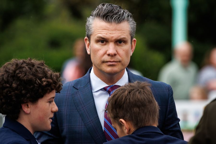 Mit seinen skurrilen Aussagen will er nicht zuletzt von Skandalen ablenken – wie dem Signal-Chat-Skandal um Verteidigungsminister Pete Hegseth.