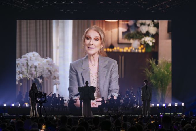 Céline Dion meldete sich am 12. Mai 2025 während der Proben zur ersten ESC-Halbfinalshow mit einer Videobotschaft. Céline Dion