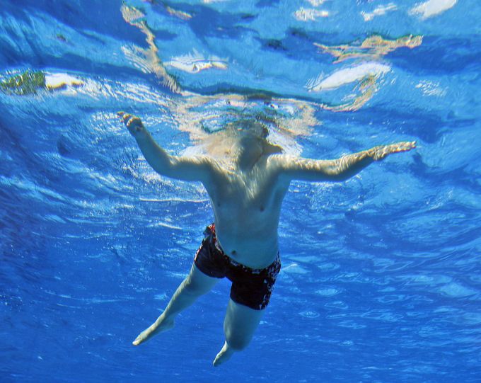 Ein kleiner Snack sollte kaum ins Gewicht fallen. Nach einer üppigen Mahlzeit wartet man aber besser ein bis zwei Stunden, ehe man schwimmen geht. Schwimmen