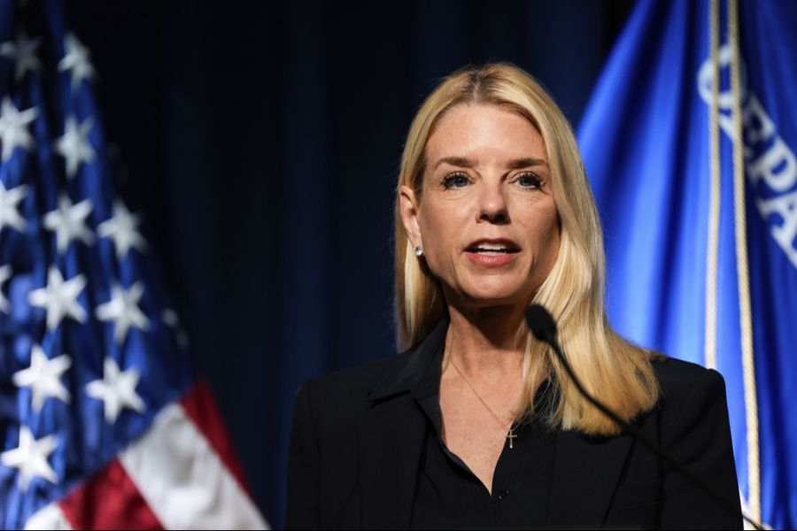 Und auch von Trump ins Amt gerufene Justizministerin Pam Bondi befeuert die Gerüchte um eine Kundenliste.