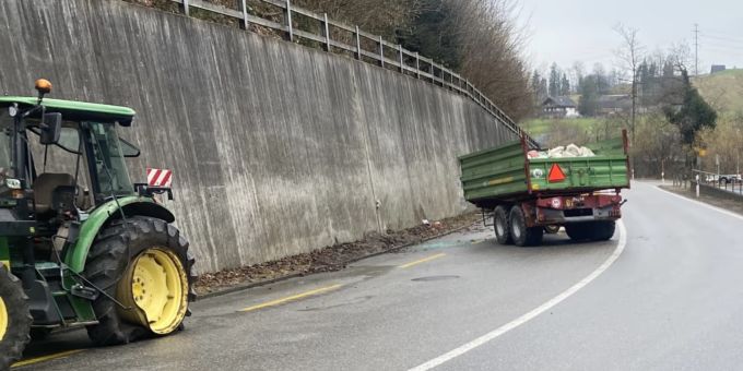 Der Anhänger drehte sich bei dem Unfall und versperrte die Gegenfahrbahn. Bauer betrunken Traktor Unfall
