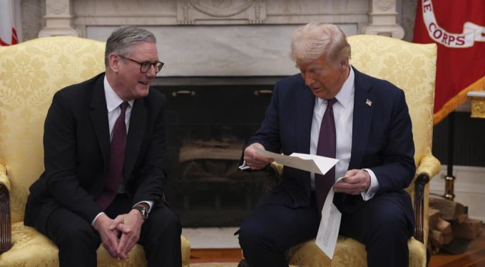 Premier Keir Starmer überreicht Donald Trump die Einladung zum Staatsbesuch von King Charles. keir starmer donald trump