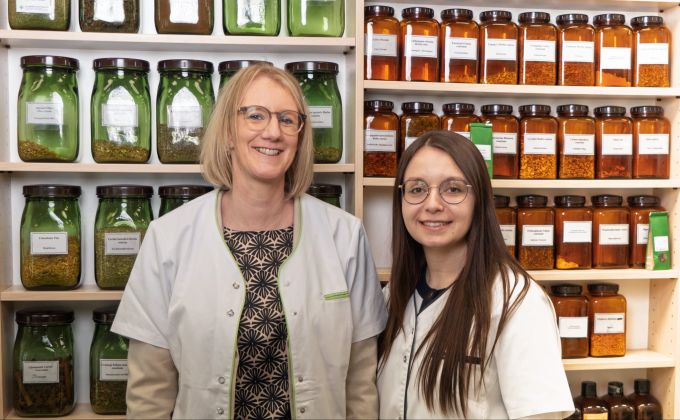 Melanie Grütter (l.), Inhaberin der Jura Apotheke Eichenberger, und Anisa Vrenez (r.), stellvertretende Geschäftsführerin der Jura Apotheke Eichenberger. Jura Apotheke Eichenberger AG in Dulliken